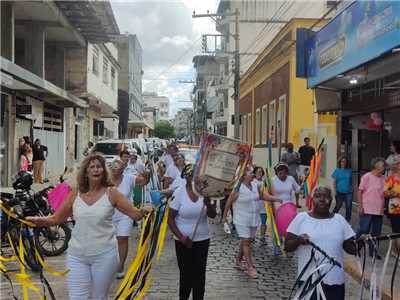 LEI DE INCENTIVO: Cortejo teatral com TitiArteiras leva artistas da Melhor Idade &#224;s ruas